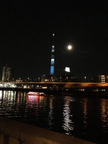 ささのやから見た東京スカイツリーと月