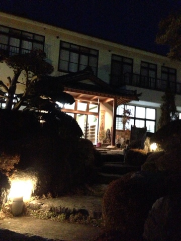 はやぶさ温泉建物　夜