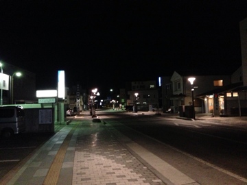 塩山駅に続く道路　夜
