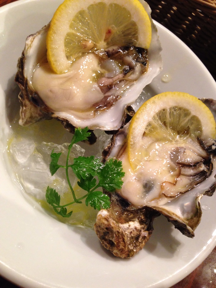 生牡蠣のレモンオイルかけ。
