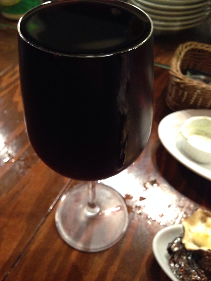 赤ワイン、なみなみつがれます。