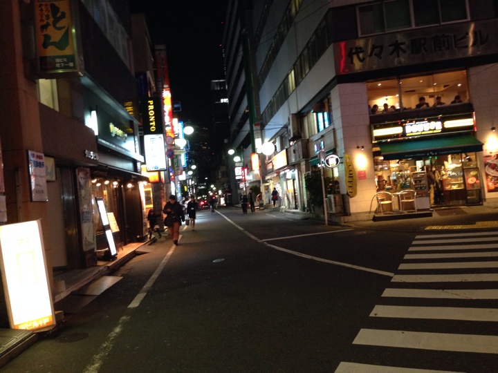 代々木駅の前の通り