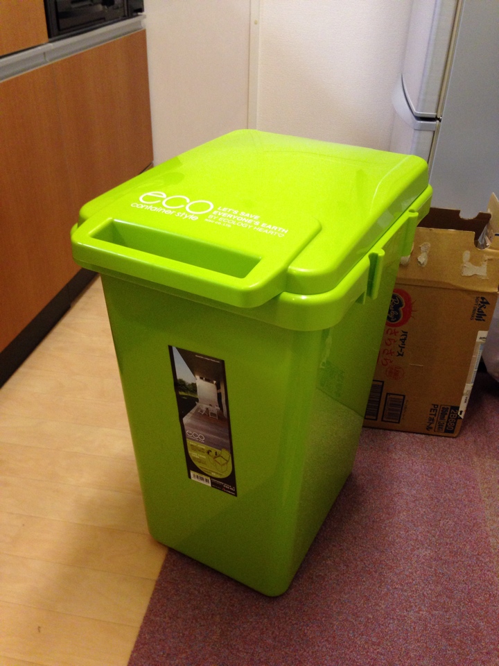 ベランダでゴミを置くゴミ箱「【シンプルデザインのインテリアペール】コンテナスタイル2 グリーン CS2-45J」j購入