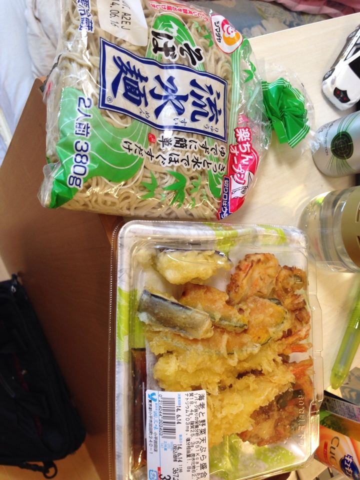 シマダヤの流水麺の蕎麦、ヤオコーで買ってきた惣菜の天ぷらセット
