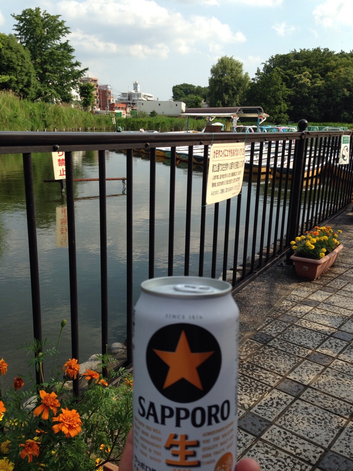 石神井公園のボート乗り場前でビール