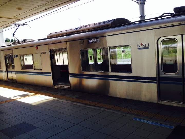 印旛日本医大駅で停車する印西牧の原駅行き電車