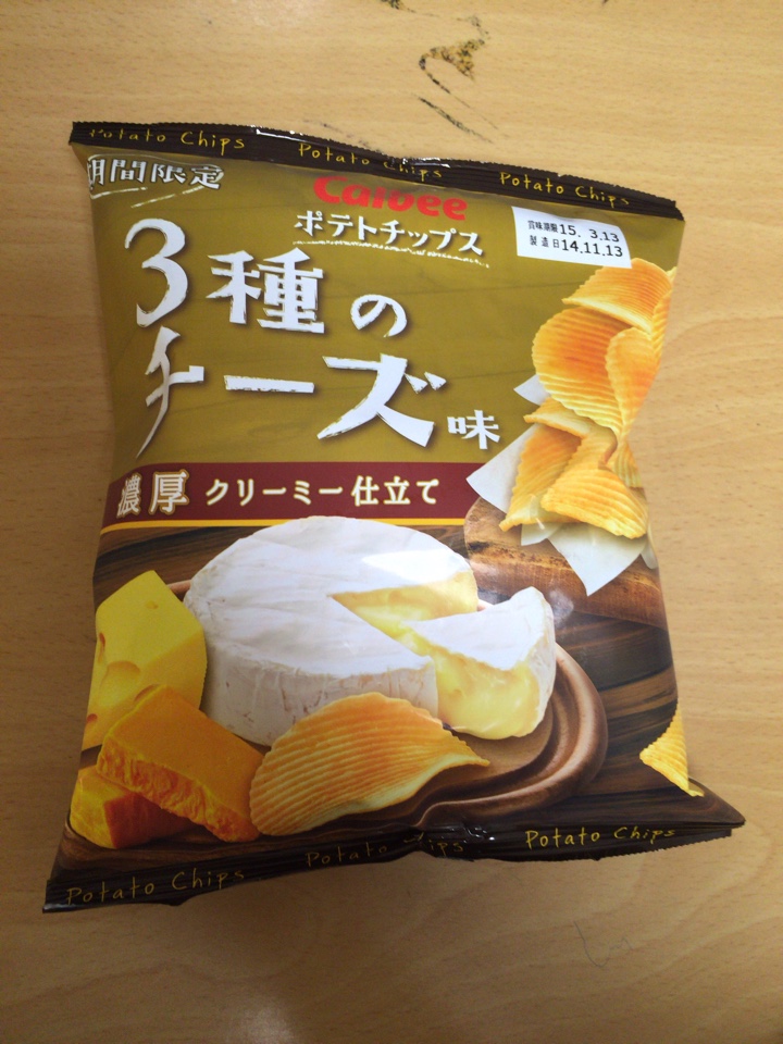 カルビーポテトチップス 3種のチーズ味 濃厚クリーミー仕立て