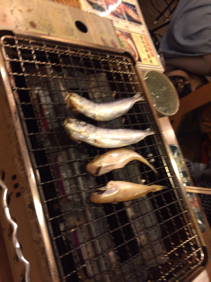 魚を網焼きにします。