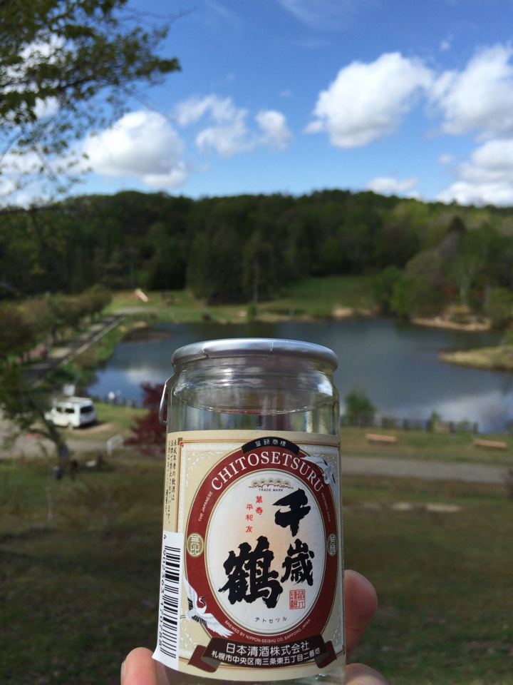 東明公園、桜と池を見つつ日本酒飲む
