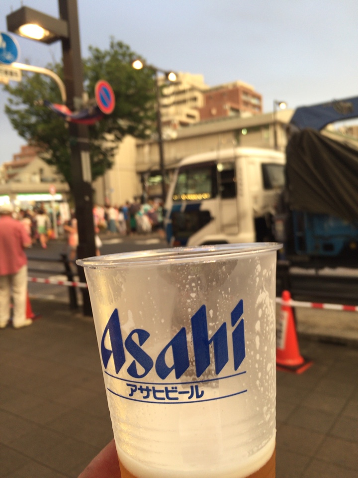 花小金井駅前祭りでビール