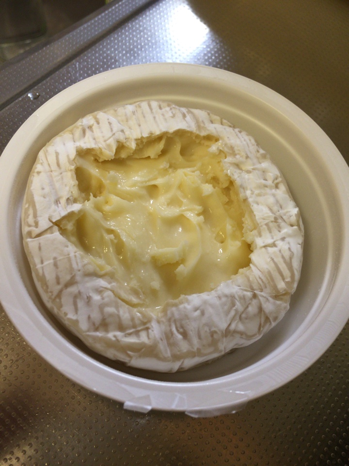 十勝カマンベールチーズで一部穴をあけます。