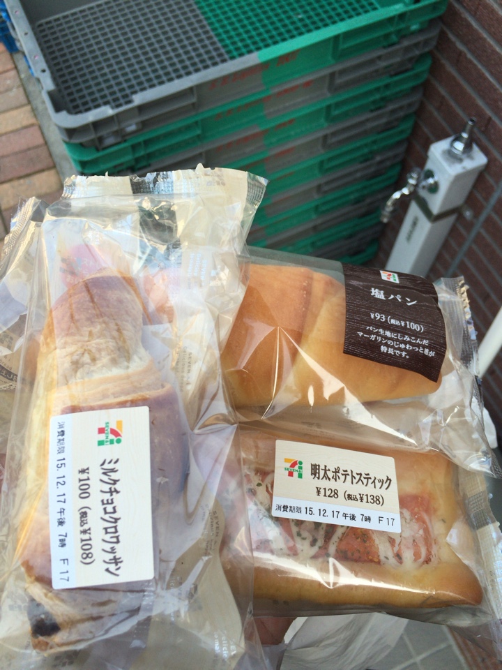 セブンイレブンで買った塩パン、明太ポテトスティックパン、ミルクチョコクロワッサン