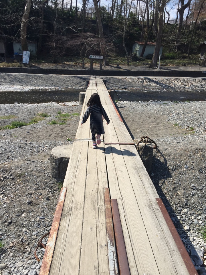 飯能河原の橋を渡る子供