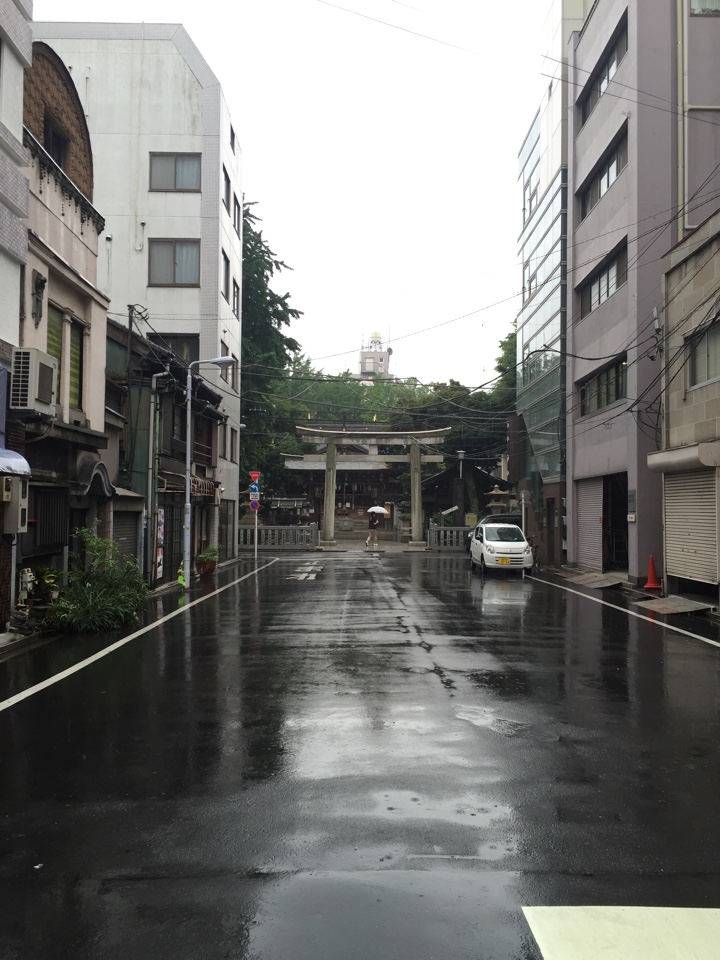 雨の中の下谷神社