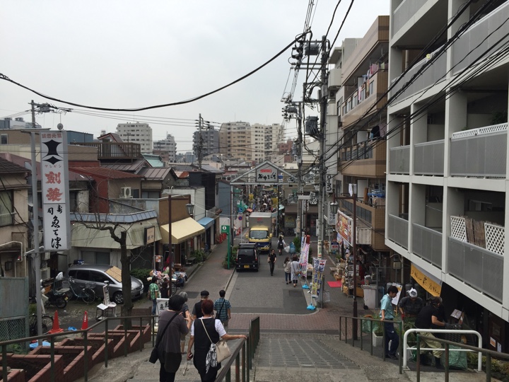 夕やけだんだんから谷中銀座の眺め