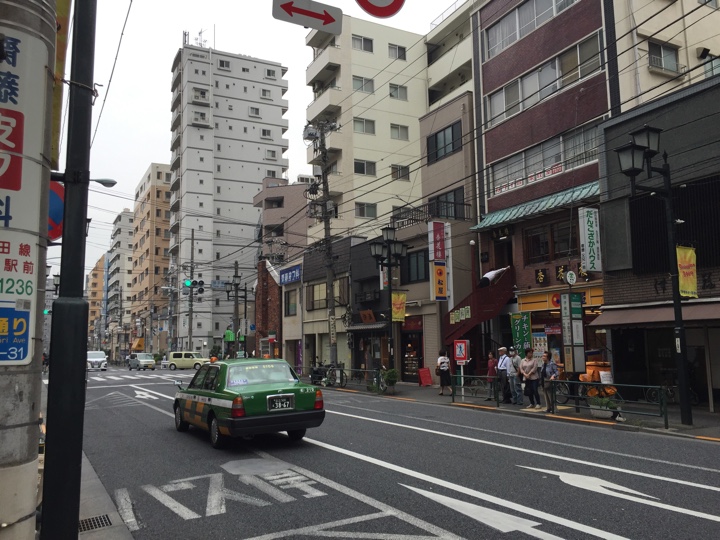 千代田線千駄木駅前