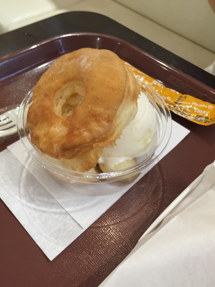 ケンタッキーのビスケットにアイスを挟んでシロップをかけたもの