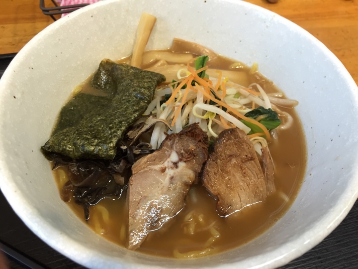北海道チューボー 八重洲店で札幌西山ラーメン 旭川しょうゆとんこつラーメン