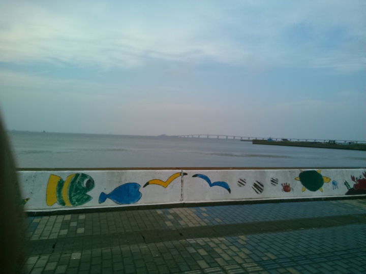 アクアラインと僅かに見える海ほたる