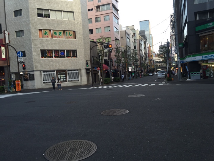 祝日の神田駅前