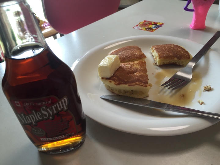 昼飯のメイプルシロップとホットケーキ