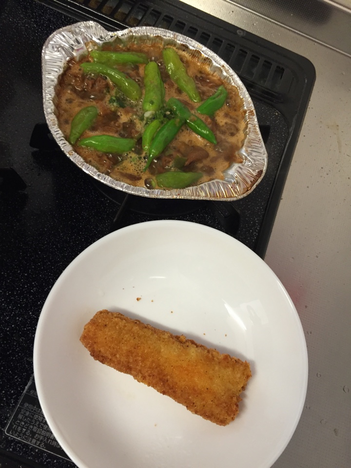 ローソンで買ってきたナガラ食品味付安元祖ホルモン鍋とフライドフィッシュ