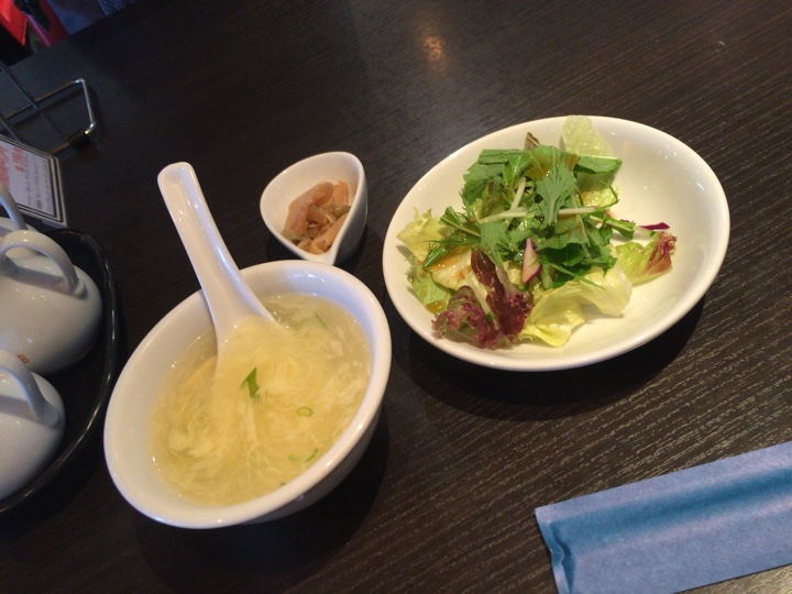 週替定食1（豚肉とゴーヤ玉子炒め）のスープとサラダ
