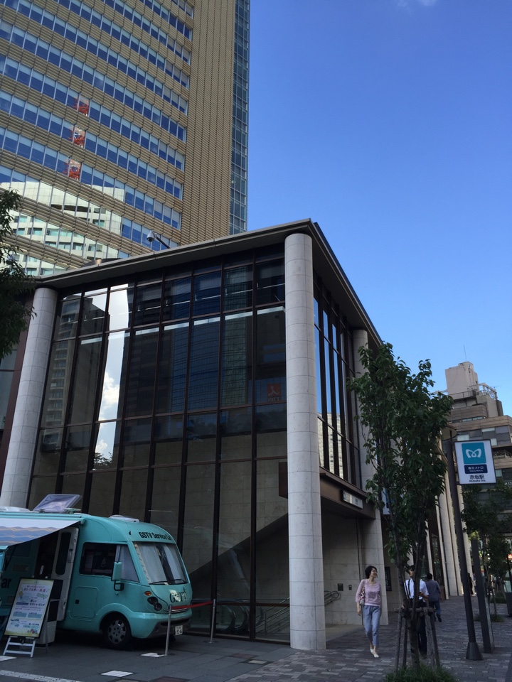 千代田線赤坂駅前