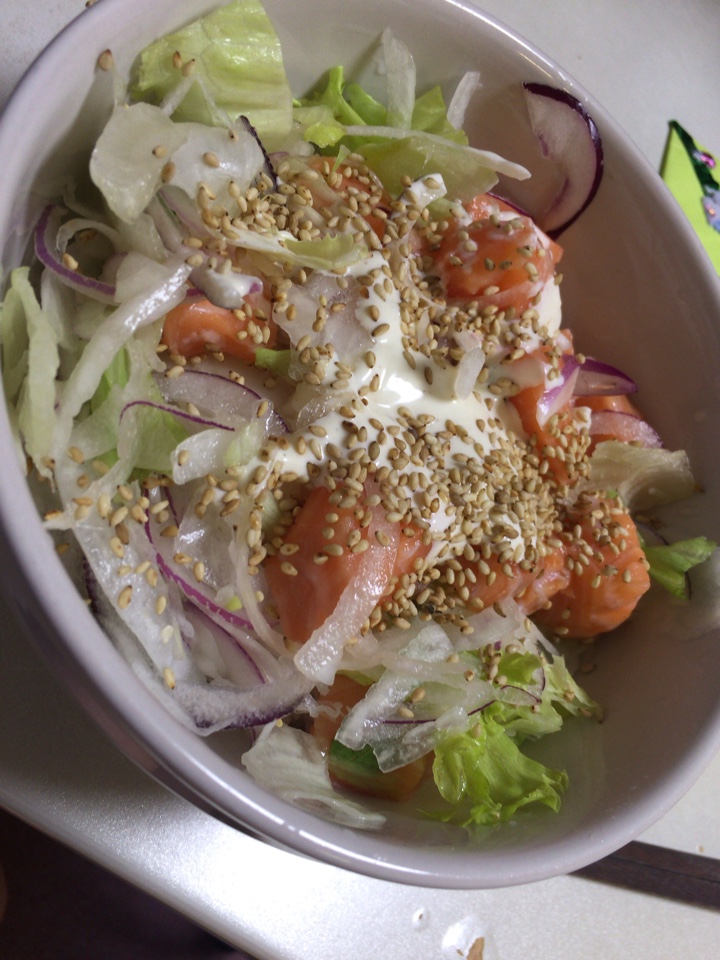 サーモンとタマネギや野菜などの丼、豚汁