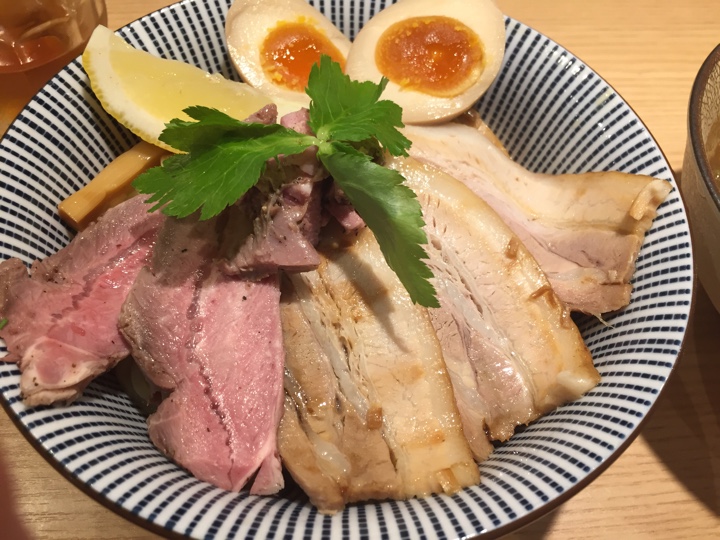 ラム煮干しつけ麺の麺と具材
