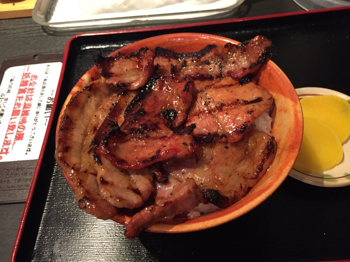 ぶたいち北海道番屋 東京人形町店で特上北海道帯広炭火焼ロースバラミックス豚丼 レギュラー