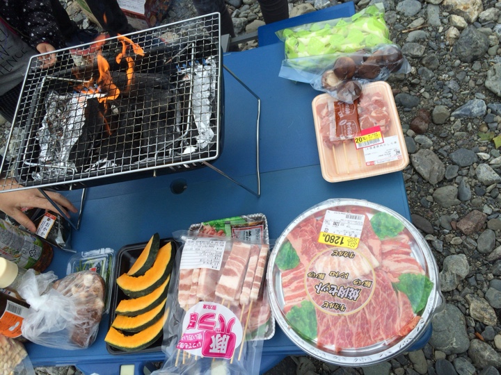 飯能河原でバーベキュー 焼肉セットや豚ばら串、国産豚肉かしら串、味噌だれの元