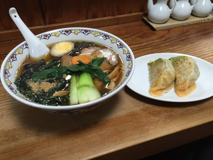 わかめ麺と手打三色大餃子のセット、税込980円。