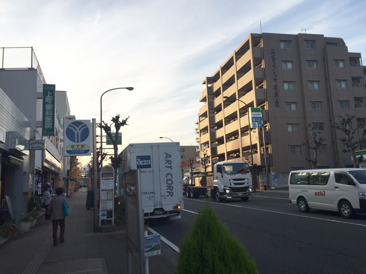 三ツ沢上町駅前