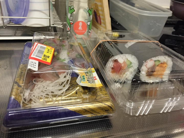 恵方巻(鈴天通り 中寿司)、飛び魚刺身(宮城県産)