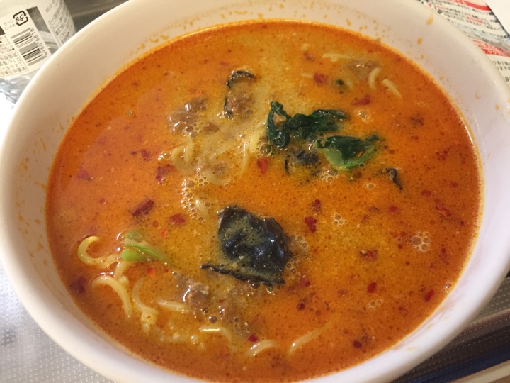 ファミリーマートの冷凍ラーメン(胡麻香る担々麺)完成