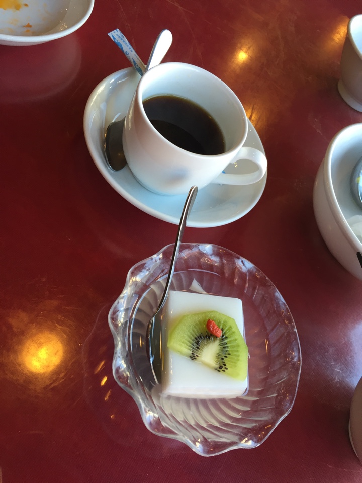 食後コーヒーとデザートの杏仁豆腐