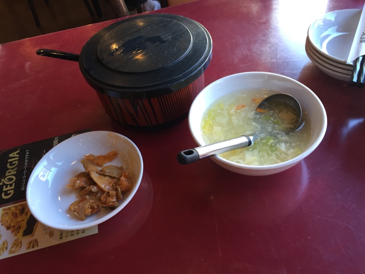 ご飯(おひつ)、スープ、漬物?