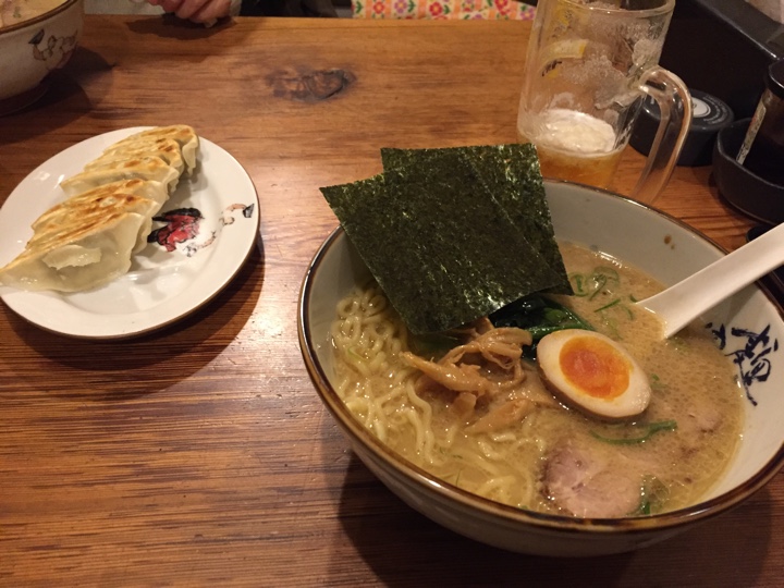 横濱屋でラーメンと野菜餃子とビール