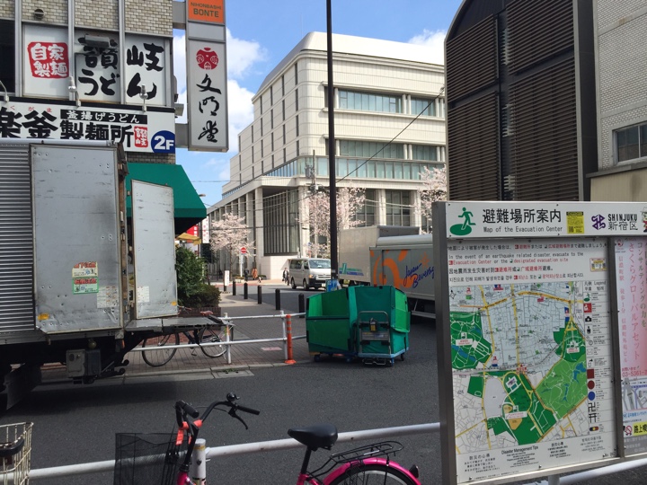 信濃町駅前