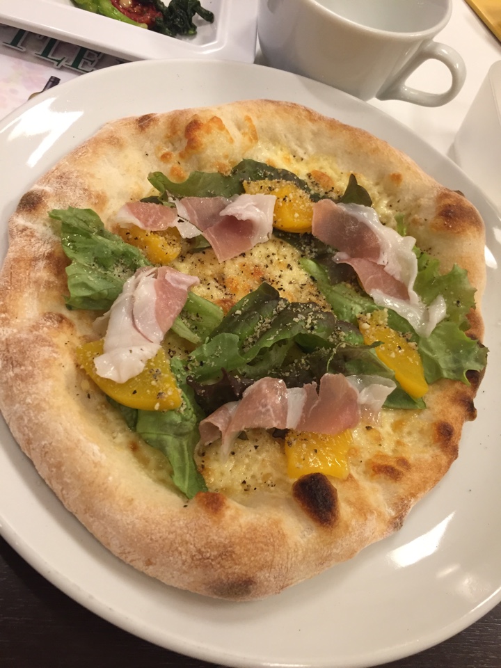 イタリア産プロシュートと黄桃のいサラダ仕立てピザ
