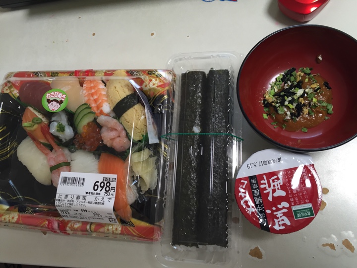 いなげやのにぎり寿司 かえで、いくら細巻、ねぎトロ細巻