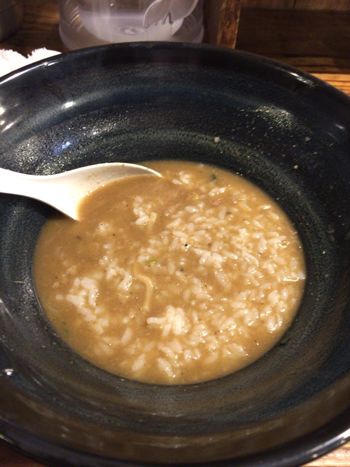 残りのスープにご飯を入れて混ぜ、リゾット的に食べる