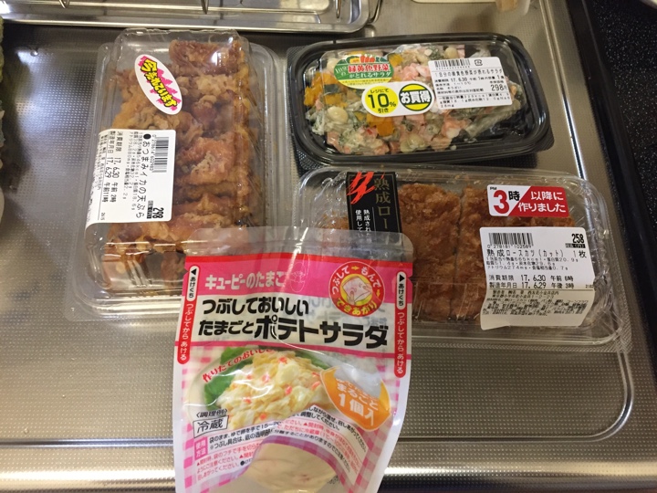 西友で買ったおつまみイカ天ぷら、とんかつ、一日分の緑黄色野菜が採れるサラダ