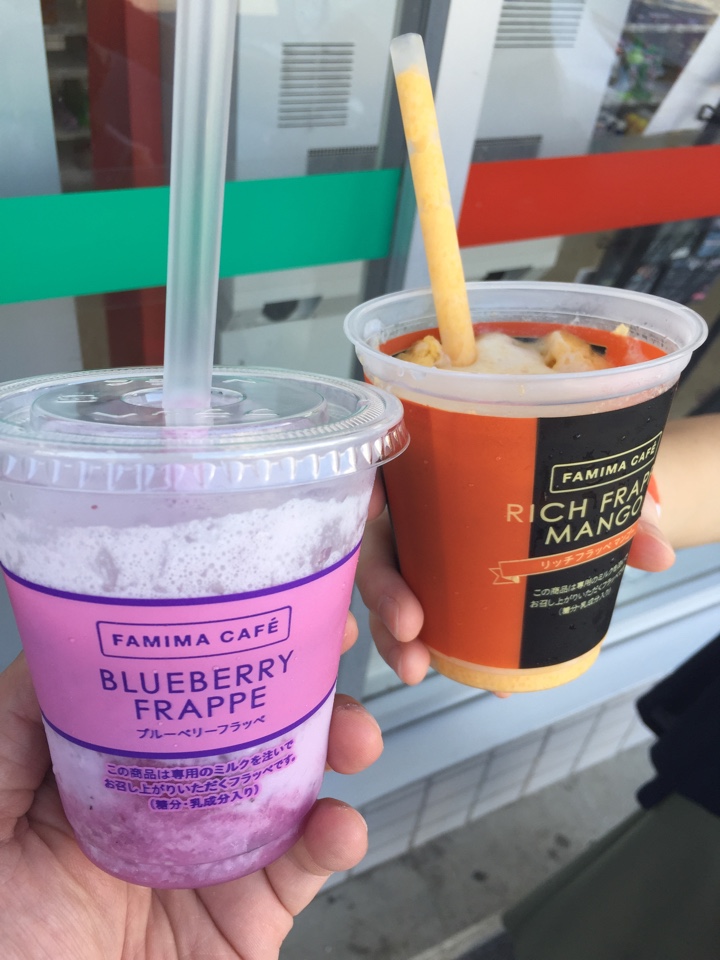 ブルーベリーフラッペとリッチフラッペマンゴー