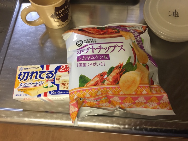 雪印メグミルク 切れてるチーズカマンベール入りとポテトチップス トムヤムクン味