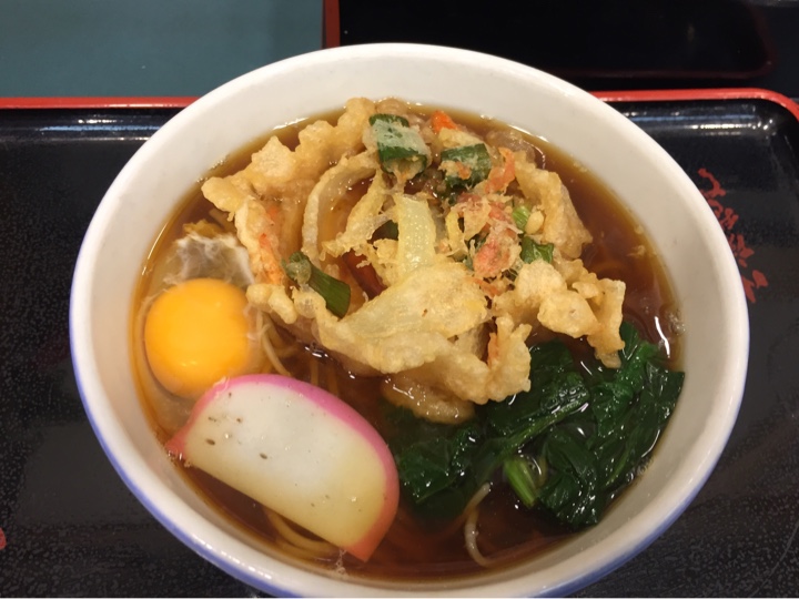 小諸そば 新富町店でかき揚げそば（卵入り）