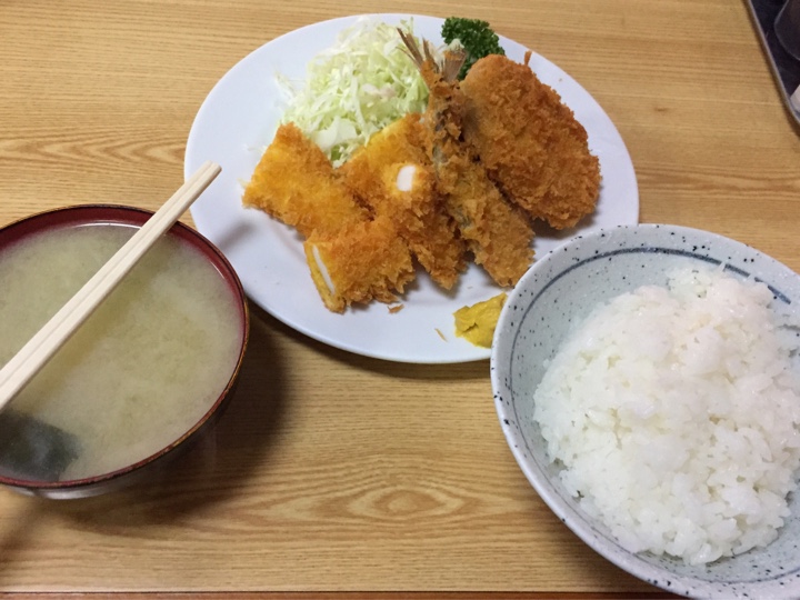ミックスフライ（イカフライ、アジフライ、コロッケ）とご飯と味噌汁