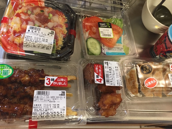 西友で買ってきた海鮮丼、トマトサラダ、焼き鳥、鶏唐揚げ、餃子。