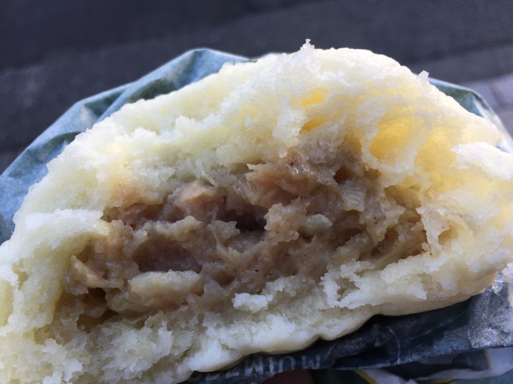 ファミマプレミアム肉まん食う